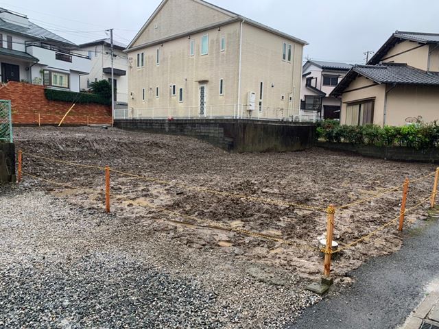 神奈川県横須賀市平作の木造2階建て家屋2棟解体工事中の様子です。